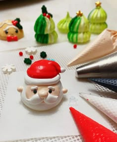 Marshmallow Papai Noel sendo decorado
